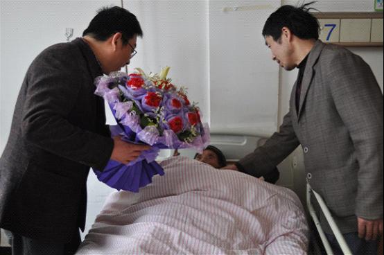 台州市博爱医院工会主席王万里看望抗日老英雄叶万火