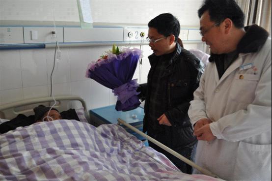 台州市博爱医院党委副书记郑尚荣看望抗日老英雄叶万火