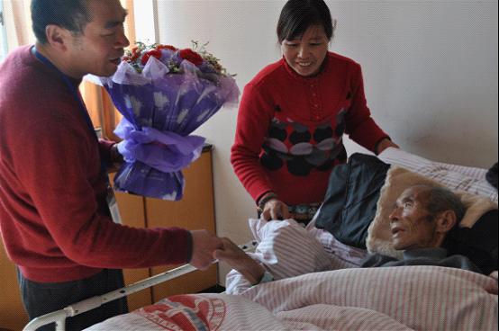 台州市博爱医院党委书记、院长孙捷看望抗日老英雄叶万火