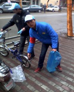 台州市博爱医院青年志愿者开展卫生清洁及发放文明建设宣传册现场