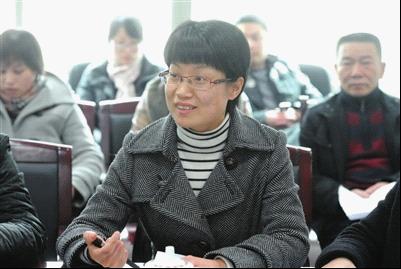 路桥区四届政协委员、台州市博爱医院副院长叶铿在参加分组讨论，建言献策