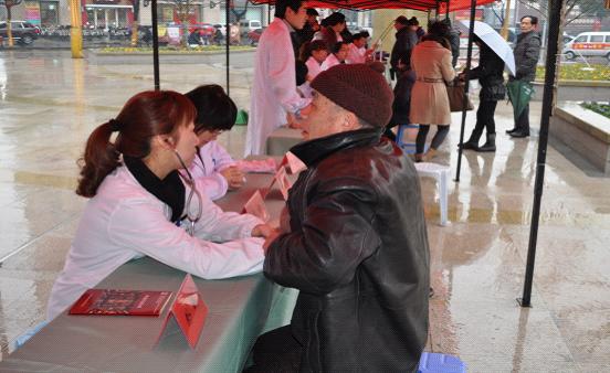 台州市博爱医院_“学习雷锋义诊活动”现场——医护人员正在给老人做健康检查