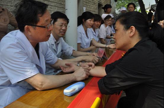 台州市博爱医院计生协会上门为会员义诊