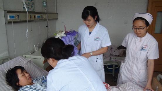 台州市博爱医院妇委会组织看望患者杨某