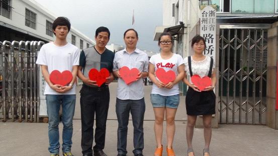 路桥区阳光学校王校长向台州市博爱医院团干部代表回赠“爱心”致谢卡