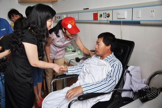 台州市博爱医院妇委会义工牵手“平民英雄”陈立兴