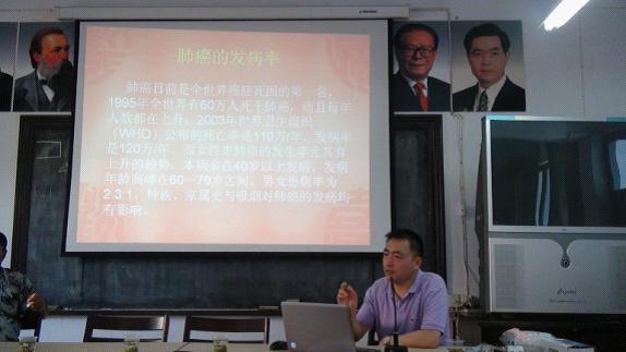 台州市博爱医院肿瘤内科主任、台州博爱肿瘤医院院长陈国卿副主任医师来到杜桥镇文化活动中心，为那里的老年学员们作了一场题为“肺癌的防治”的健康知识讲座