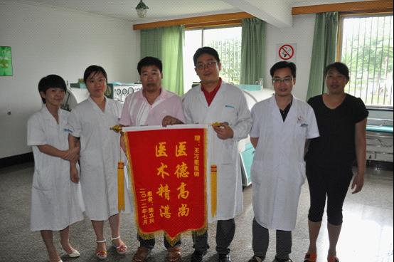 “平民英雄”陈立兴送锦旗表谢意|台州市博爱医院