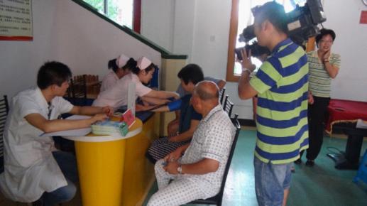 台州市博爱医院开展党团员进社区“敬老爱老”义诊活动