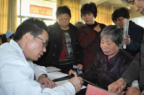 台州市博爱医院专家分批到新桥蓬街义诊