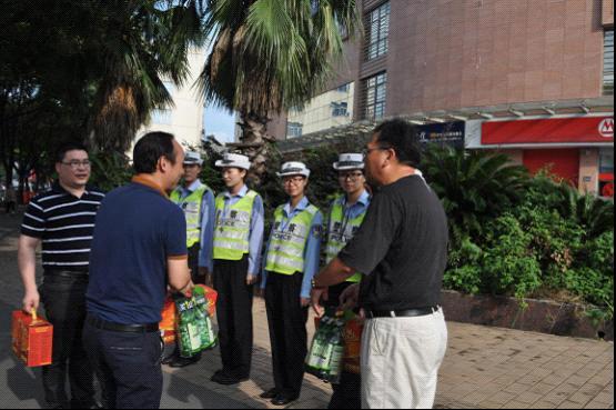 台州市博爱医院院领导烈日下慰问交警送清凉|路桥博爱医院|上海长海医院台州分院