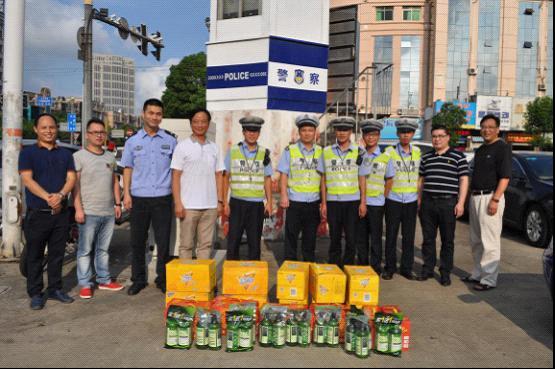 台州市博爱医院院领导烈日下慰问交警送清凉|路桥博爱医院|上海长海医院台州分院