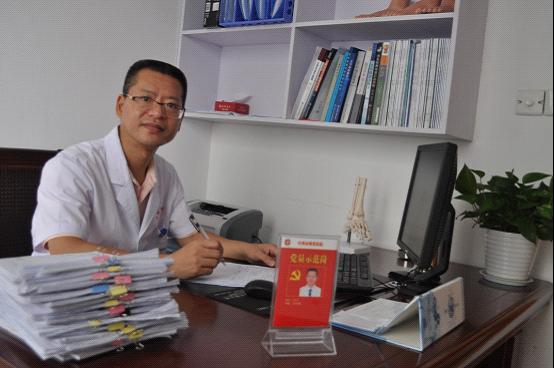 为党旗添彩——路桥区“百优标兵”、台州市博爱医院党委副书记方苏亭小记|路桥博爱医院