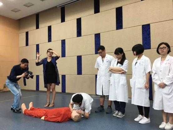 台州市博爱医院|路桥博爱医院|博爱医生与聋哑学生共度节日