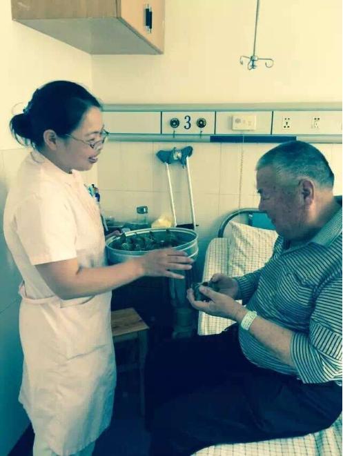 台州市博爱医院护士包粽子送住院病人