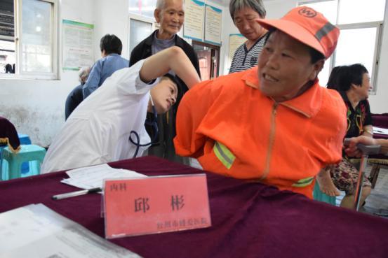 义诊下乡来 老人乐开怀|台州市博爱医院