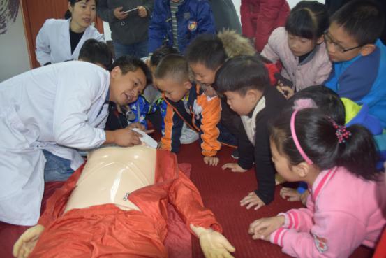 亲子活动学急救 心肺复苏护生命|台州市博爱医院党委|团委妇委会