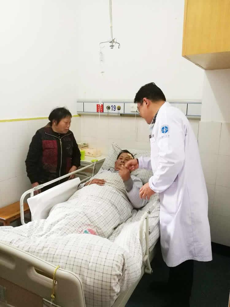 七旬老人半路晕倒 苏醒后急寻恩人|台州市博爱医院