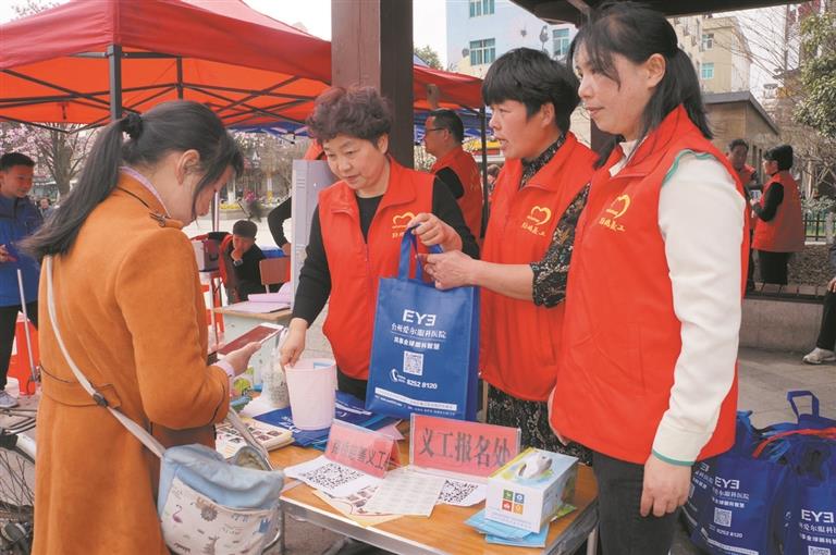 义工街头献爱心[今日路桥]|台州市博爱医院
