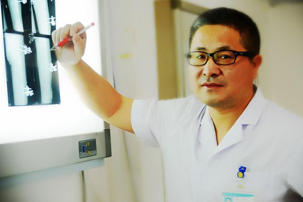 双刀并用妙手回春 经营管理精益求精——访浙江天瑞医疗集团副总裁、台州市博爱医院脊柱外科首席专家何建军