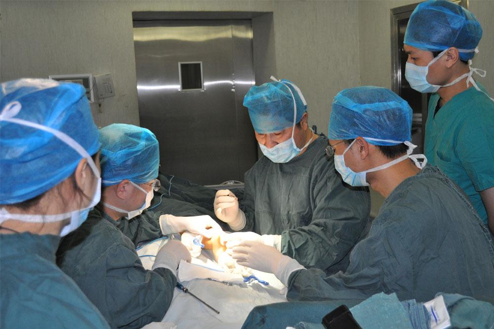 双刀并用妙手回春 经营管理精益求精——访浙江天瑞医疗集团副总裁、台州市博爱医院脊柱外科首席专家何建军