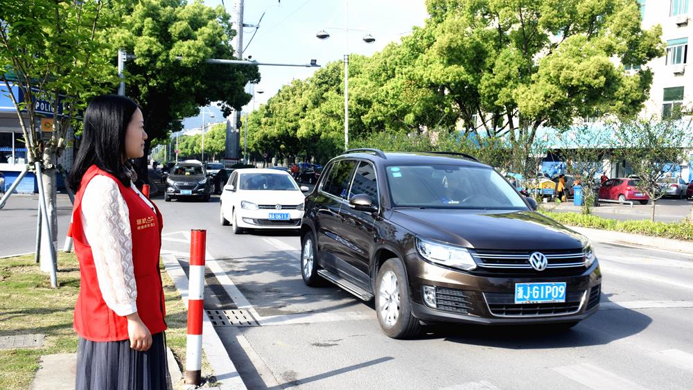 灿烂斑马线 美丽路桥人——台州市博爱医院组织开展文明交通志愿者服务活动