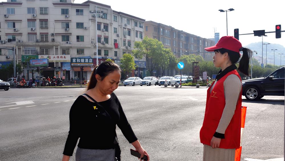 灿烂斑马线 美丽路桥人——台州市博爱医院组织开展文明交通志愿者服务活动