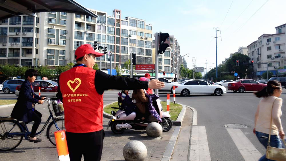 灿烂斑马线 美丽路桥人——台州市博爱医院组织开展文明交通志愿者服务活动
