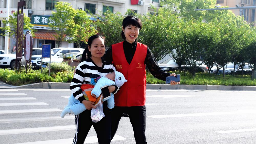 灿烂斑马线 美丽路桥人——台州市博爱医院组织开展文明交通志愿者服务活动