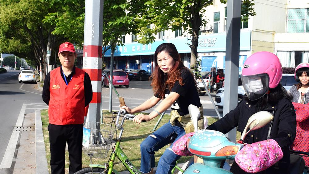 灿烂斑马线 美丽路桥人——台州市博爱医院组织开展文明交通志愿者服务活动