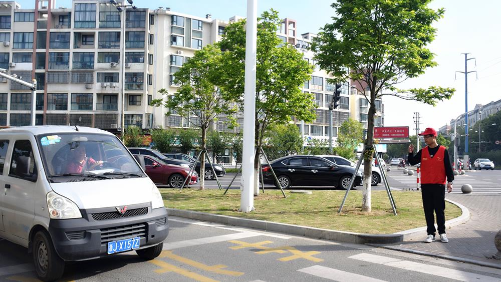 灿烂斑马线 美丽路桥人——台州市博爱医院组织开展文明交通志愿者服务活动