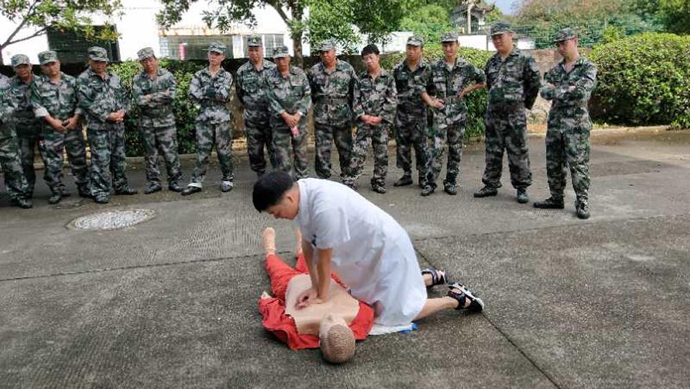 台州市博爱医院为民兵传授院前急救技能