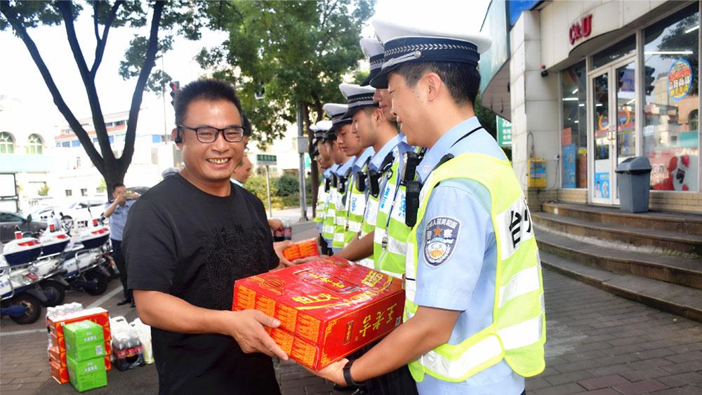 台州市博爱医院为一线交警送清凉