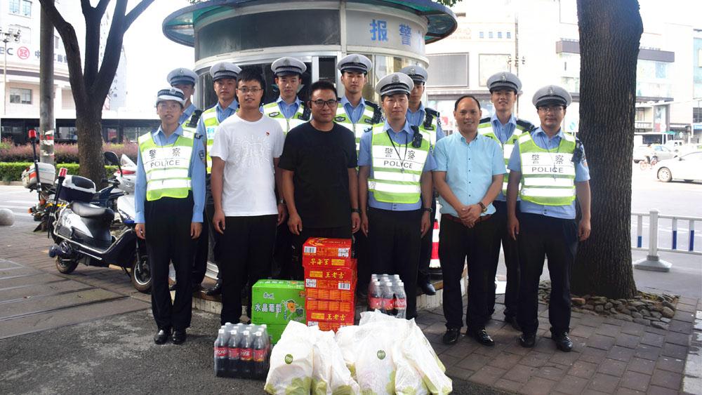 台州市博爱医院为一线交警送清凉