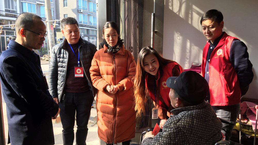 路桥区红十字会联合台州市博爱医院开展关爱贫困肿瘤患者活动