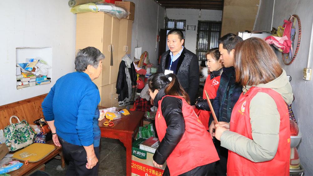 路桥区红十字会联合台州市博爱医院开展关爱贫困肿瘤患者活动