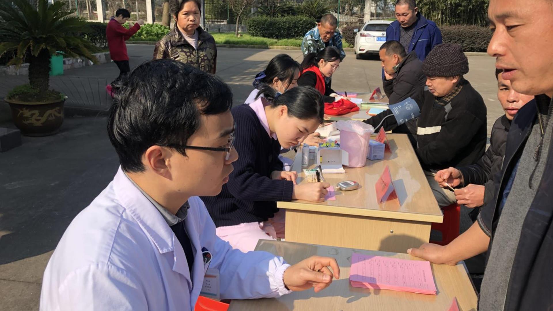 携手开展“送爱心”义诊义工活动