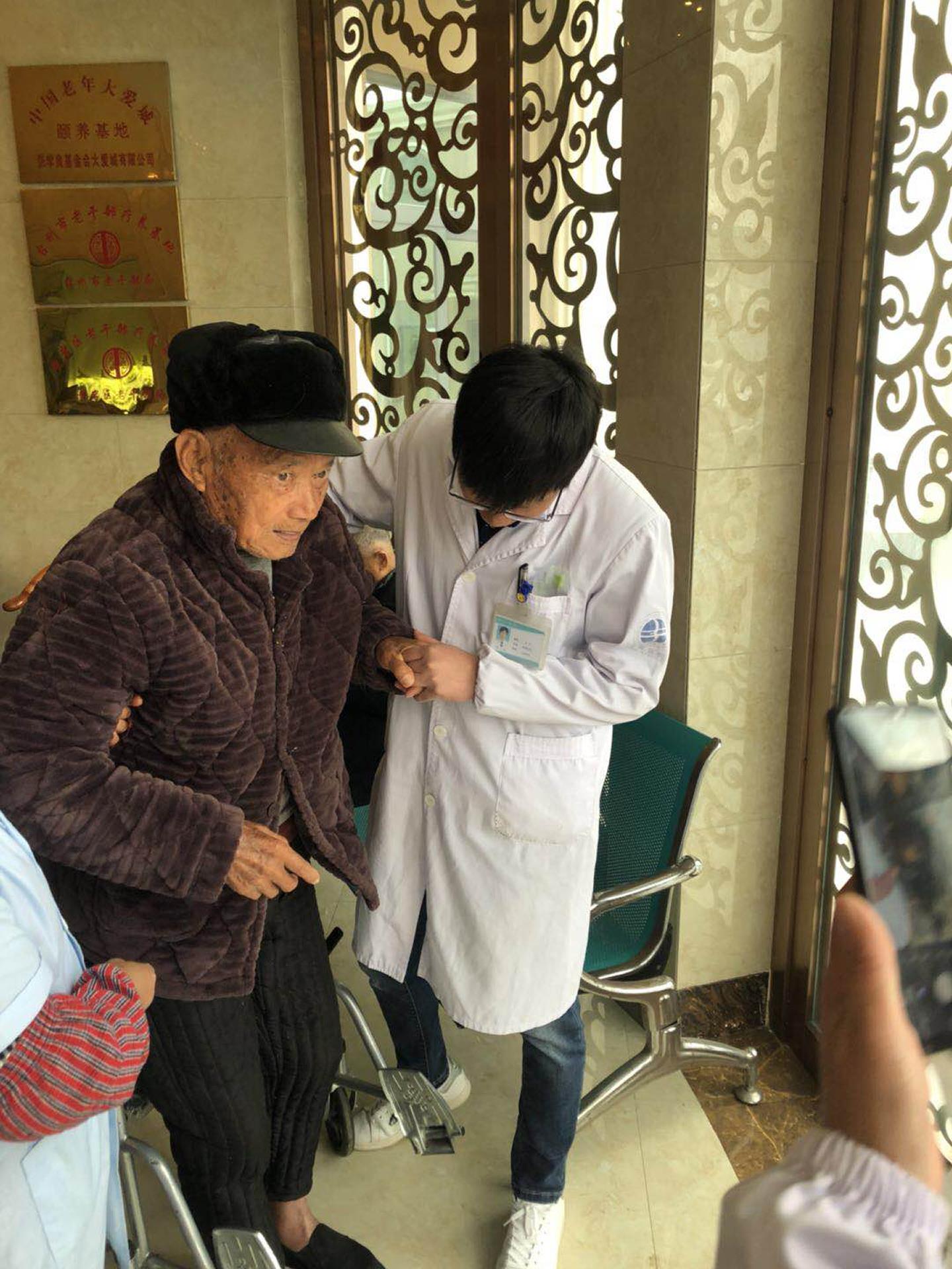 敬老助老 情暖夕阳 台州市博爱医院组织医务人员开展敬老义诊活动