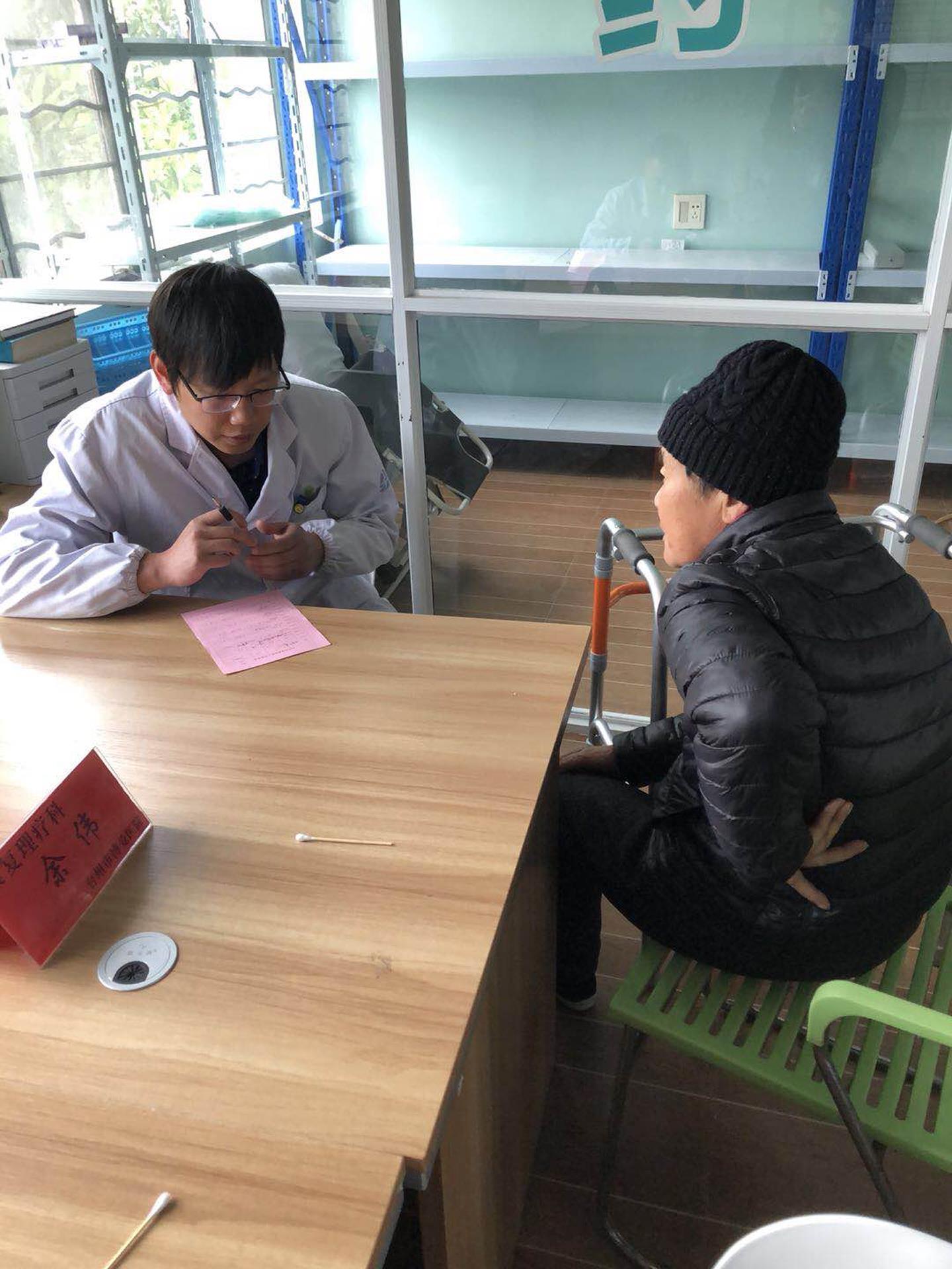 敬老助老 情暖夕阳 台州市博爱医院组织医务人员开展敬老义诊活动