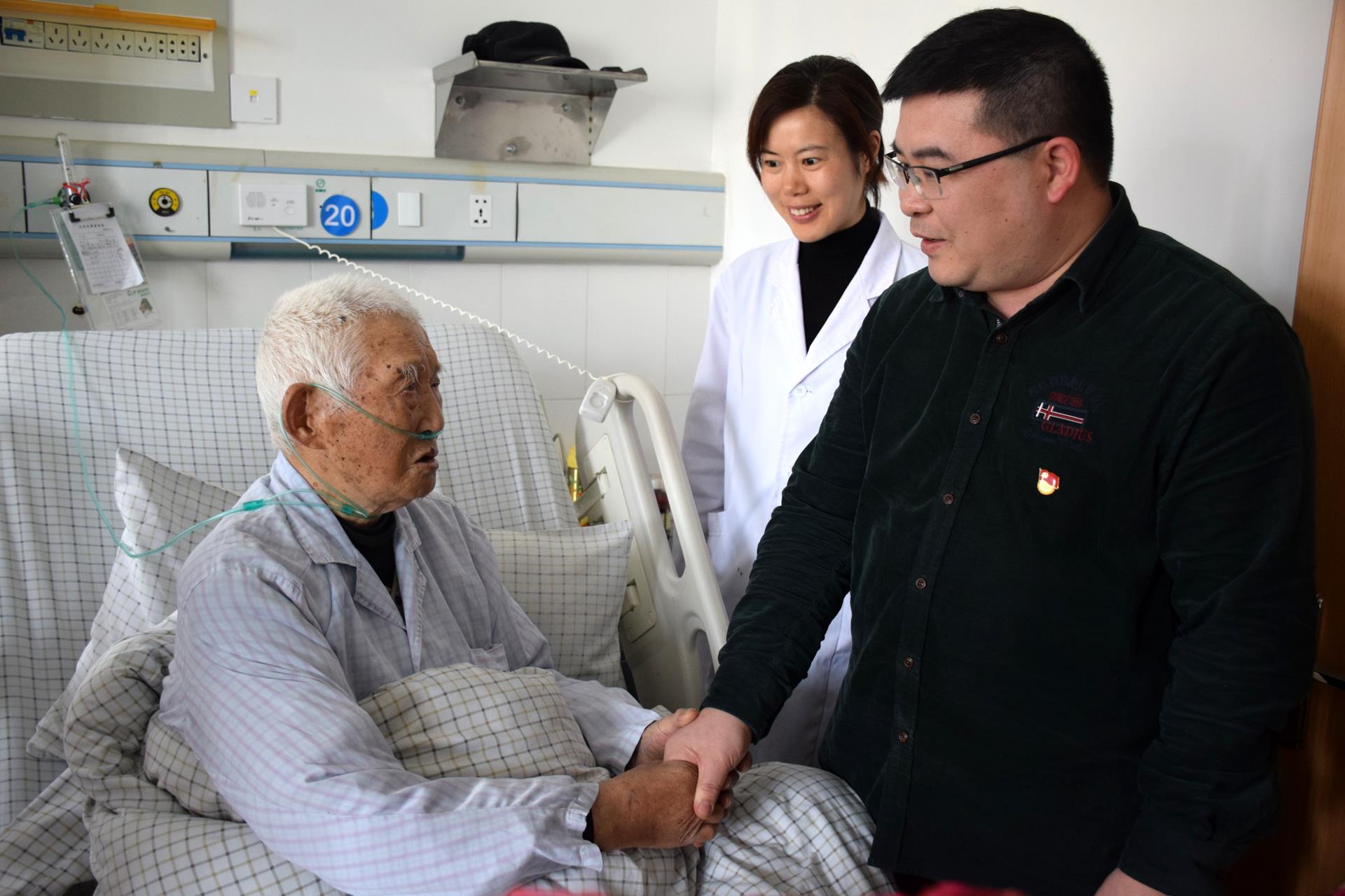 铭记历史 致敬英雄 台州市博爱医院党政班子看望慰问解放战争老兵徐法清