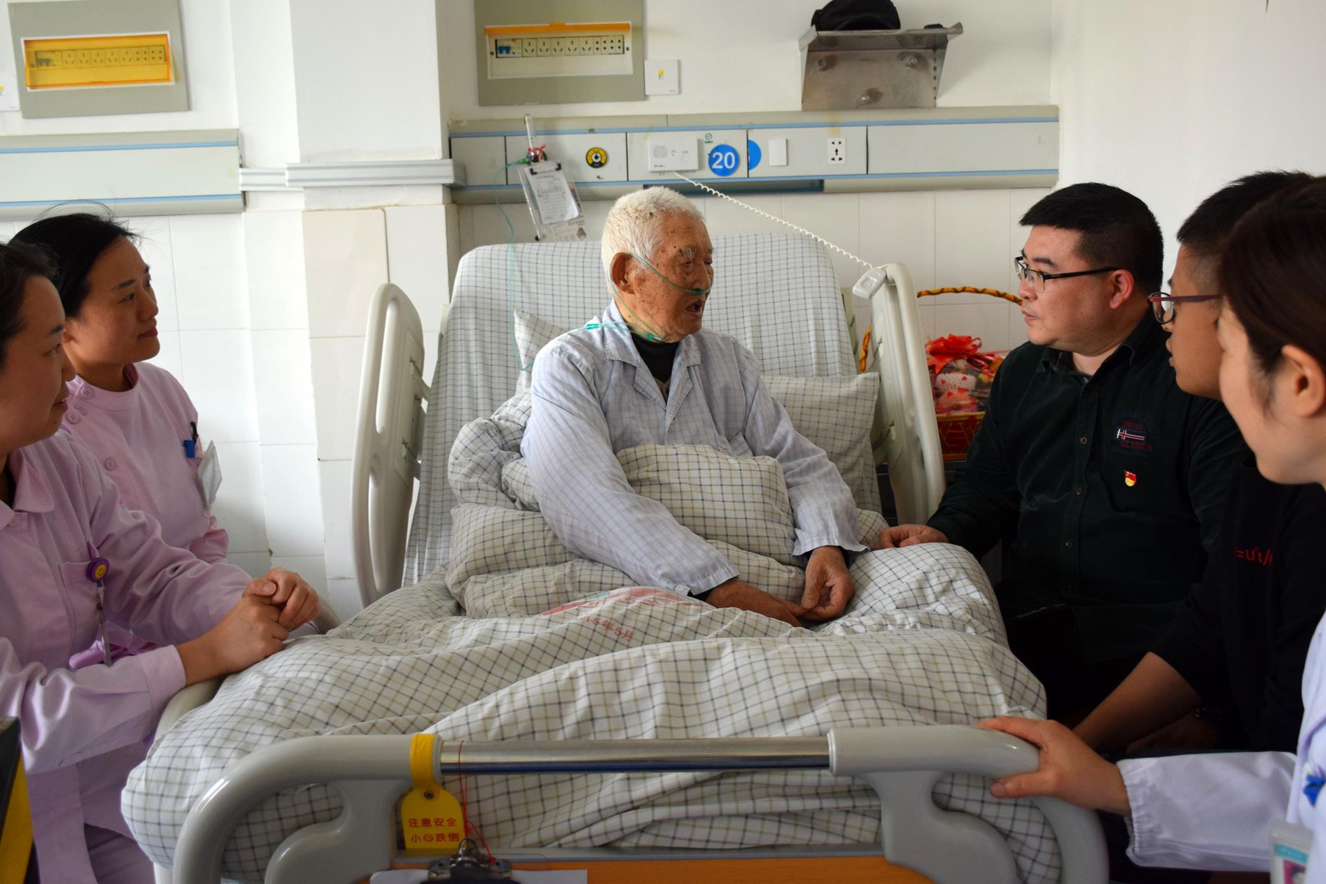 铭记历史 致敬英雄 台州市博爱医院党政班子看望慰问解放战争老兵徐法清