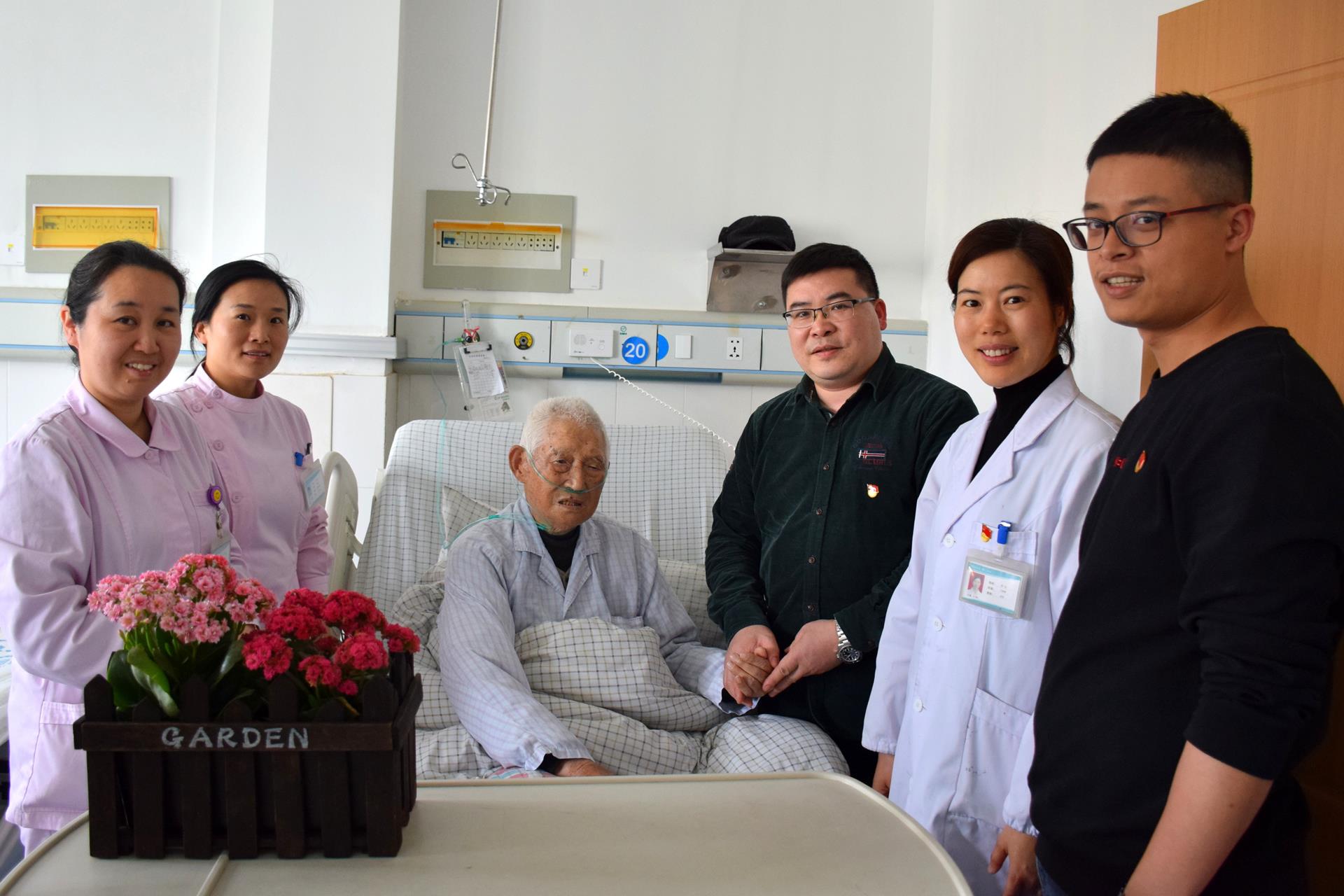 铭记历史 致敬英雄 台州市博爱医院党政班子看望慰问解放战争老兵徐法清