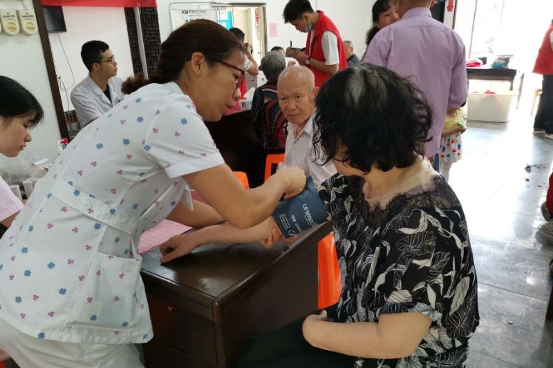 便民服务进社区，博爱健康义诊小队到南洋村开展义诊活动
