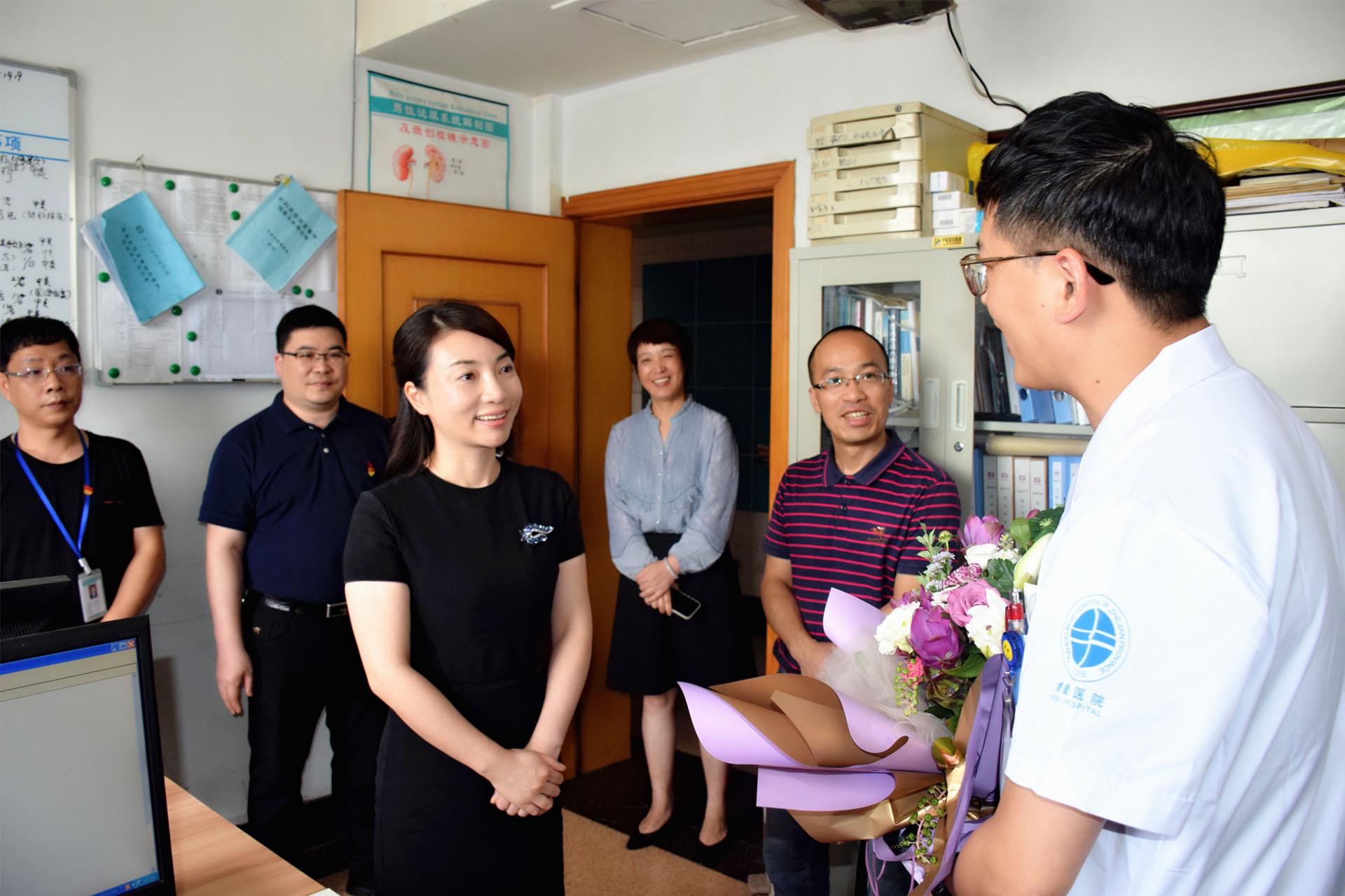 姚君丹慰问造血干细胞捐献者王天兴|台州市博爱医院
