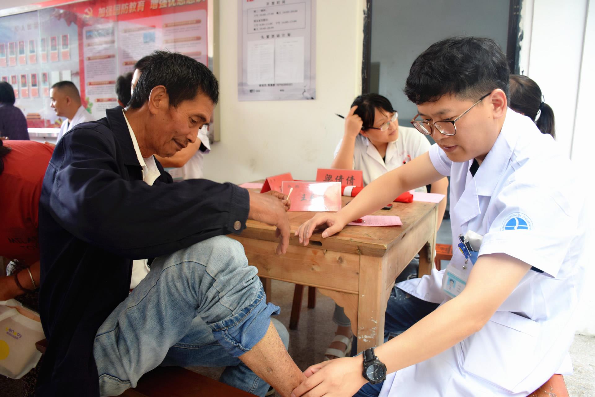 不忘初心跟党走 牢记使命护健康 台州市博爱医院组织开展党员红色教育活动暨义诊活动