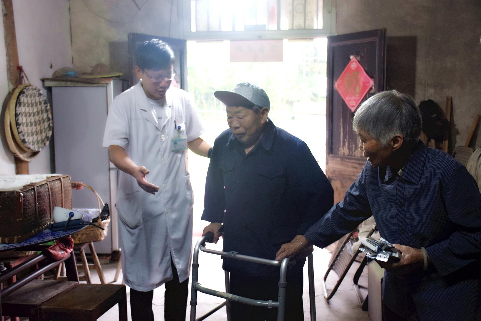 不忘初心跟党走 牢记使命护健康 台州市博爱医院组织开展党员红色教育活动暨义诊活动