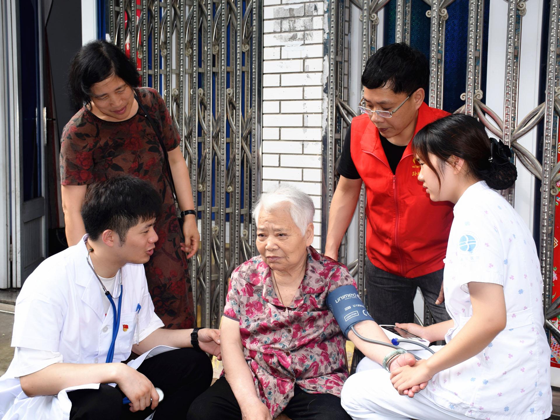 不忘初心跟党走 牢记使命护健康 台州市博爱医院党委四个支部兵分两路送服务