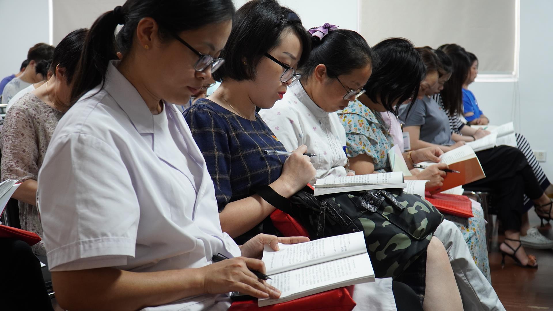 不忘初心 牢记使命 台州市博爱医院党委组织第四周“周一夜学”