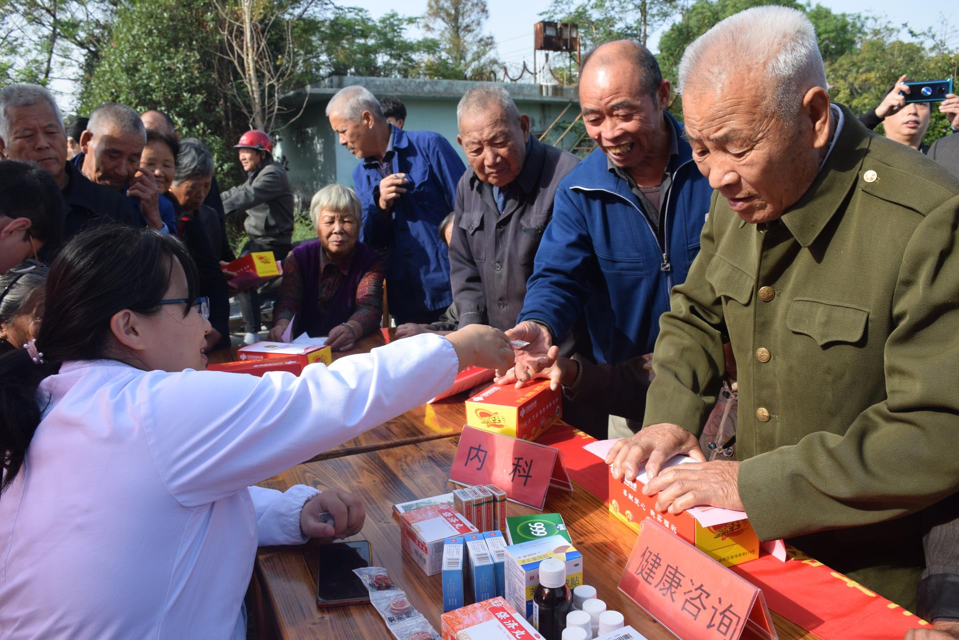 博爱行动 与君同在 君同物业联合区民政局等单位开展义诊义工及联欢活动