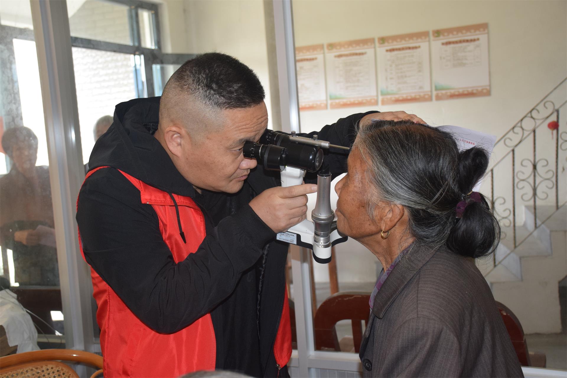 博爱行动 与君同在 君同物业联合区民政局等单位开展义诊义工及联欢活动